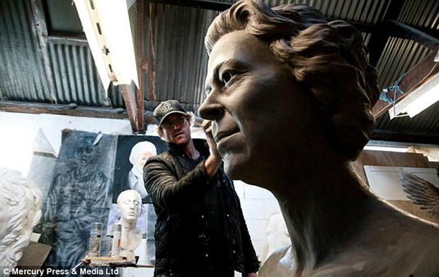 Скульптор создал бюст королевы из шоколада. Restaurants Tyumen