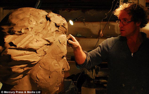 Скульптор создал бюст королевы из шоколада. Restaurants Tyumen